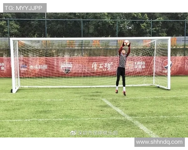 疫情期间足球明星的生活与训练方式揭秘与反思